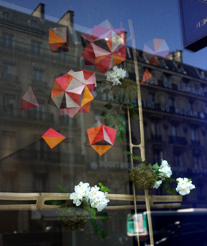 Decoration de vitrine chez PARIS MIKI.