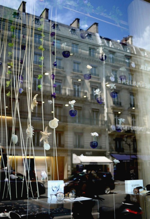 Decoration de vitrine chez PARIS MIKI.