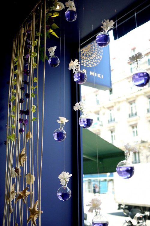 Decoration de vitrine chez PARIS MIKI.