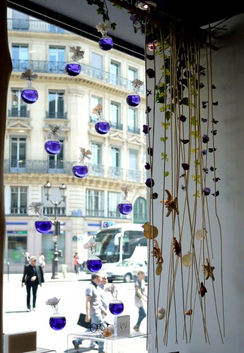 Decoration de vitrine chez PARIS MIKI.
