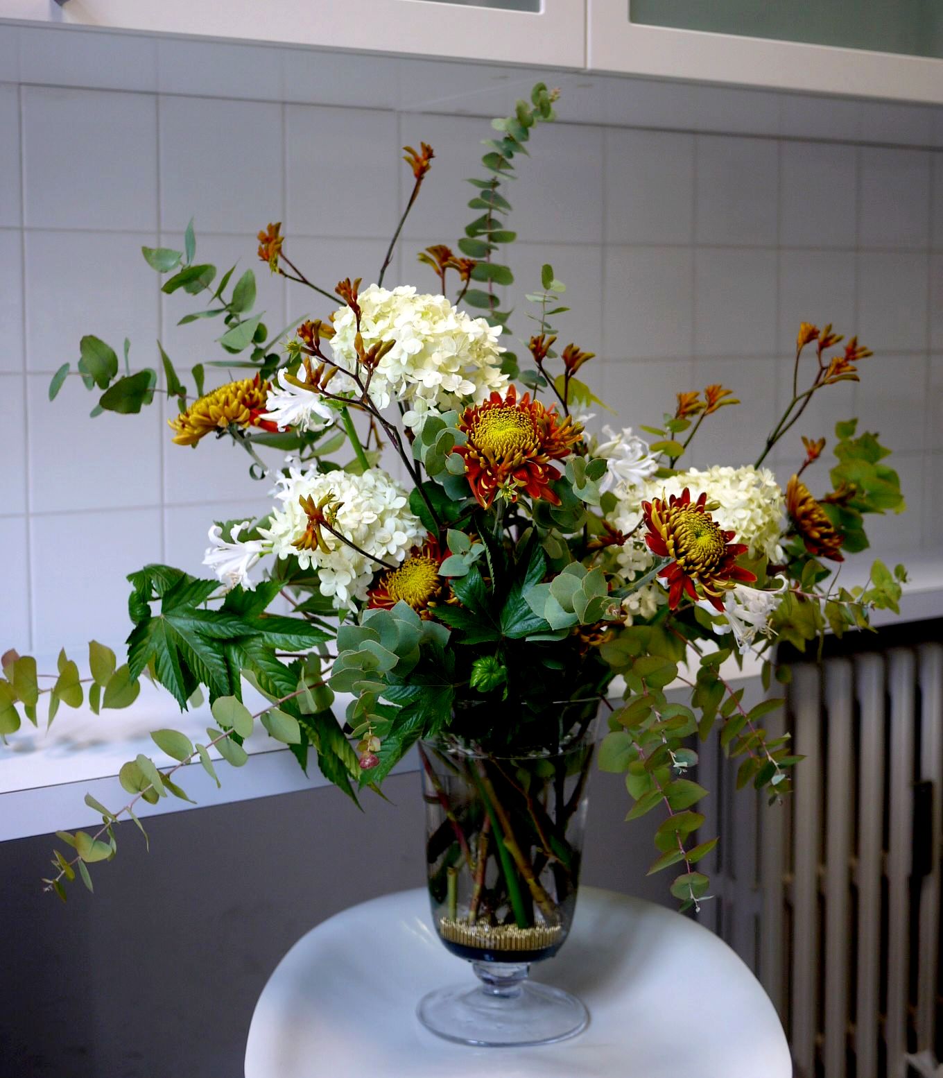 chrysanthème, hortensia, cymbidium, chaton, eucalyptus, 